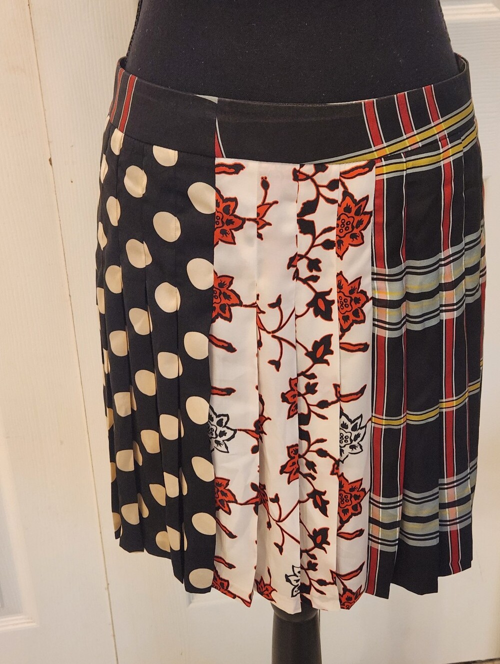 Zara Woman Mixed-Print Pleated Mini Skirt in Black, White and Red